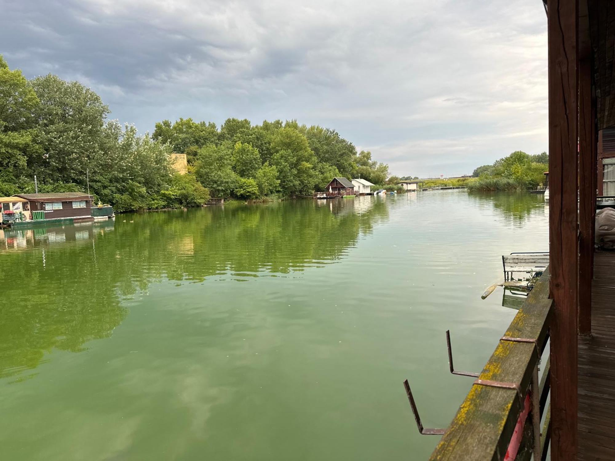 Hotel Houseboat - Beacon Of Happiness Bratislava Exterior foto